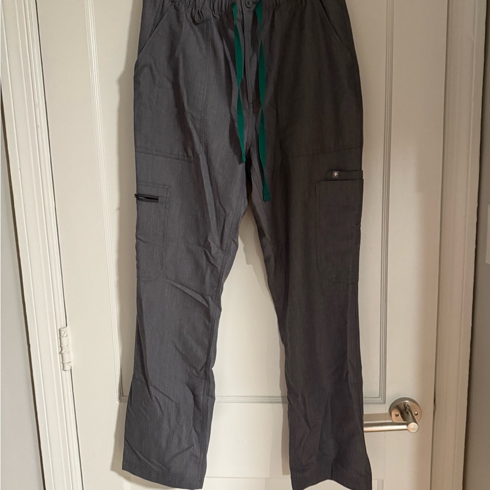 Figs Charcoal Men's Cargo Scrub Pant